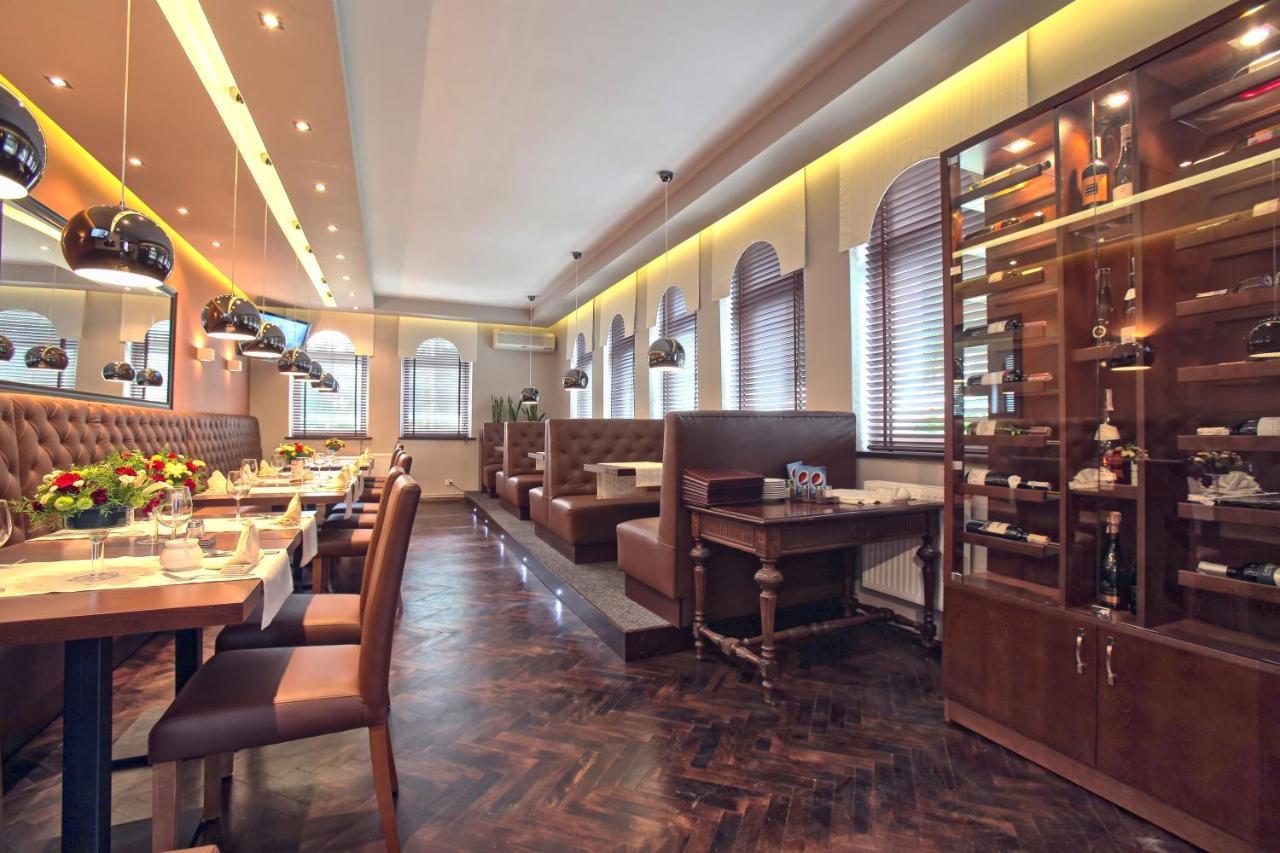Hotel Bialy Domek วัลช์ซ ภายนอก รูปภาพ